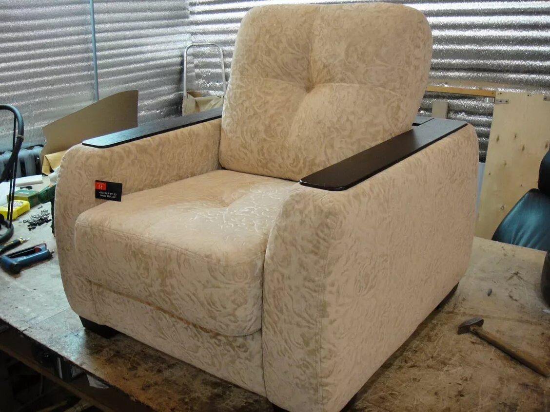 Подлокотники для дивана. Обивка кресла. Обшивка дивана. Обшивка подлокотника дивана.