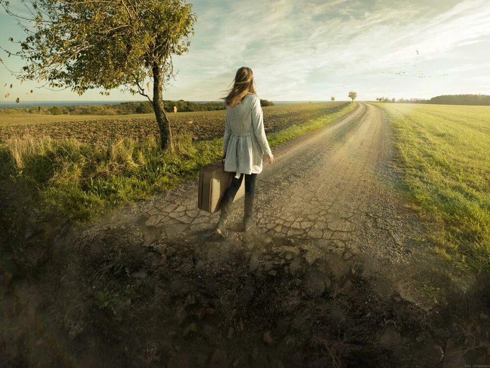 Девушка идет по дороге. Дорога к себе. Одинокая дорога.