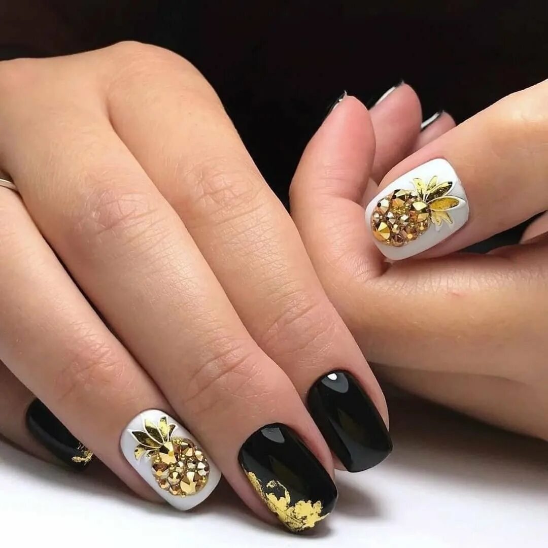 Дизайн ногтей осень 2023 год. Маникюр с золотом. Маникюр на короткие ногти с золотом. Маникюр чёрный с золотом. Ногти чёрные с золотом.
