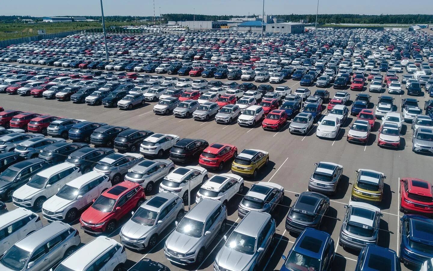 Что изменится 1 апреля с ввозом авто. Стоянка новых автомобилей. склад автомобилей. парковка новых машин. рынок автомобилей.