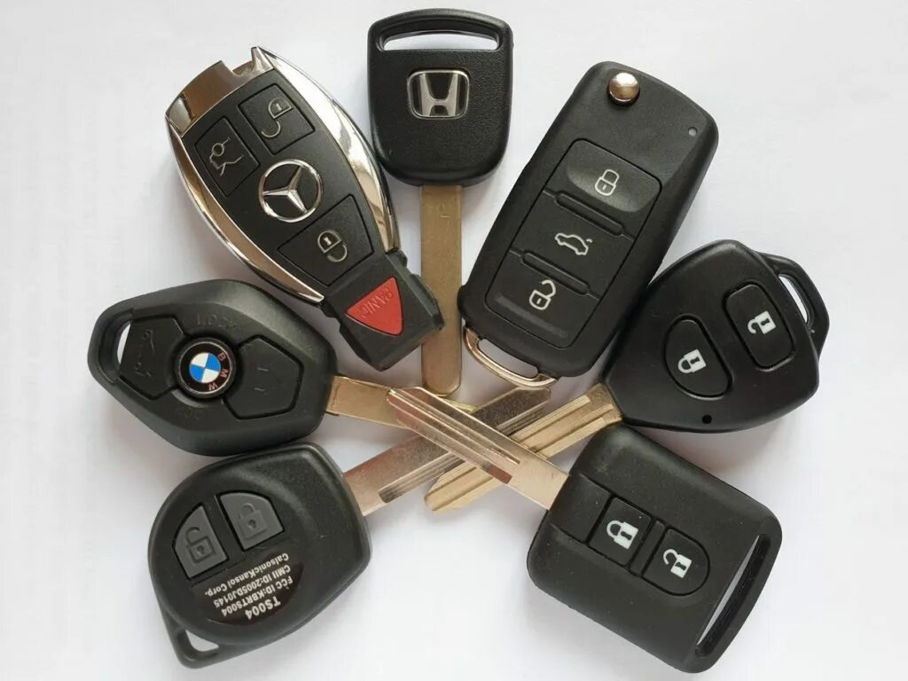 Изготовления автомобильных чипов. Ключ автомобильный. Ключи от авто. Автомобильный ключ с чипом. Автоключи с чипом.