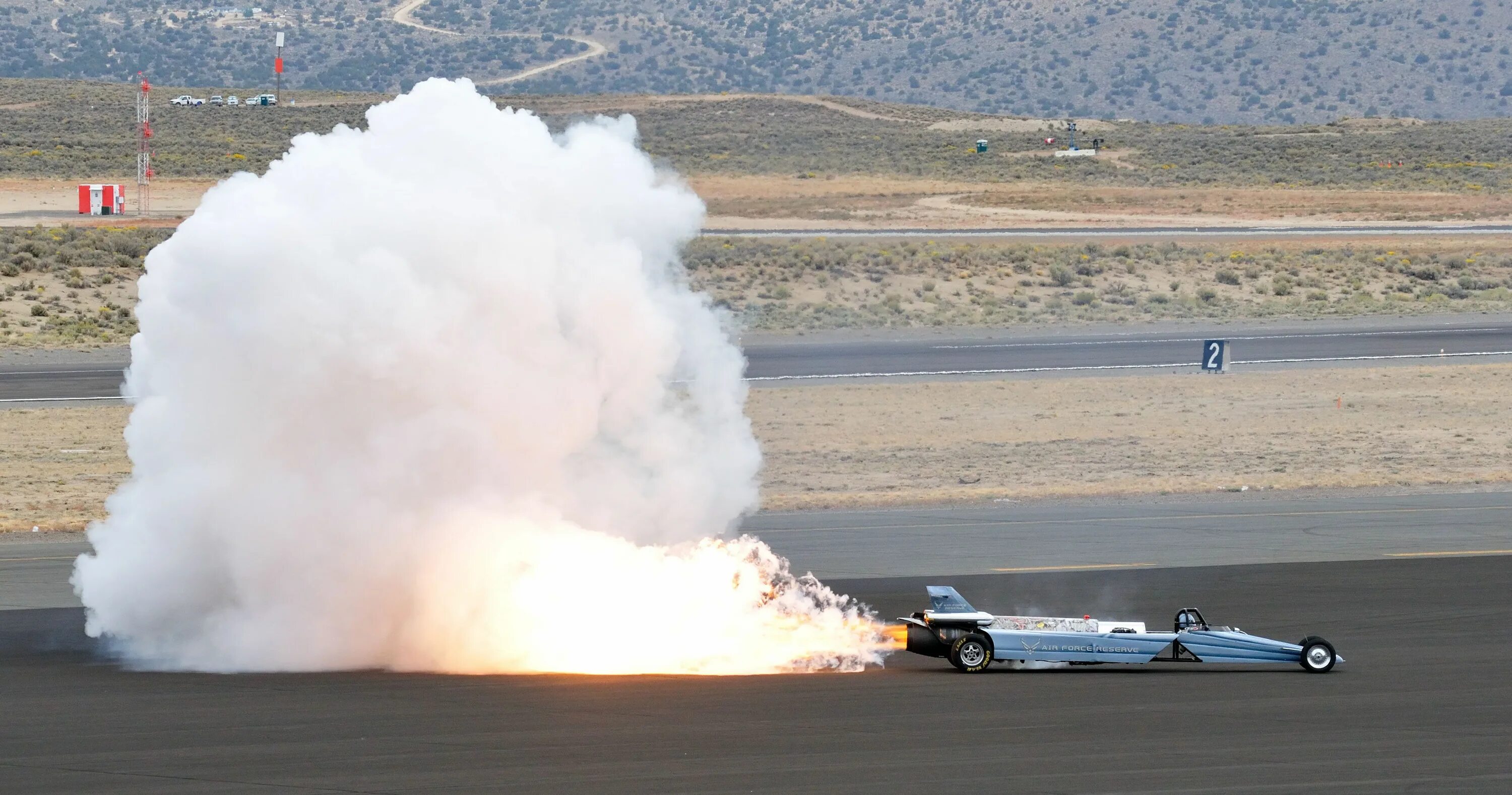 Скорость звука взрыва. Болид Thrust SSC. Автомобиль с реактивным двигателем. Машина ракета. Машина с ракетным двигателем.