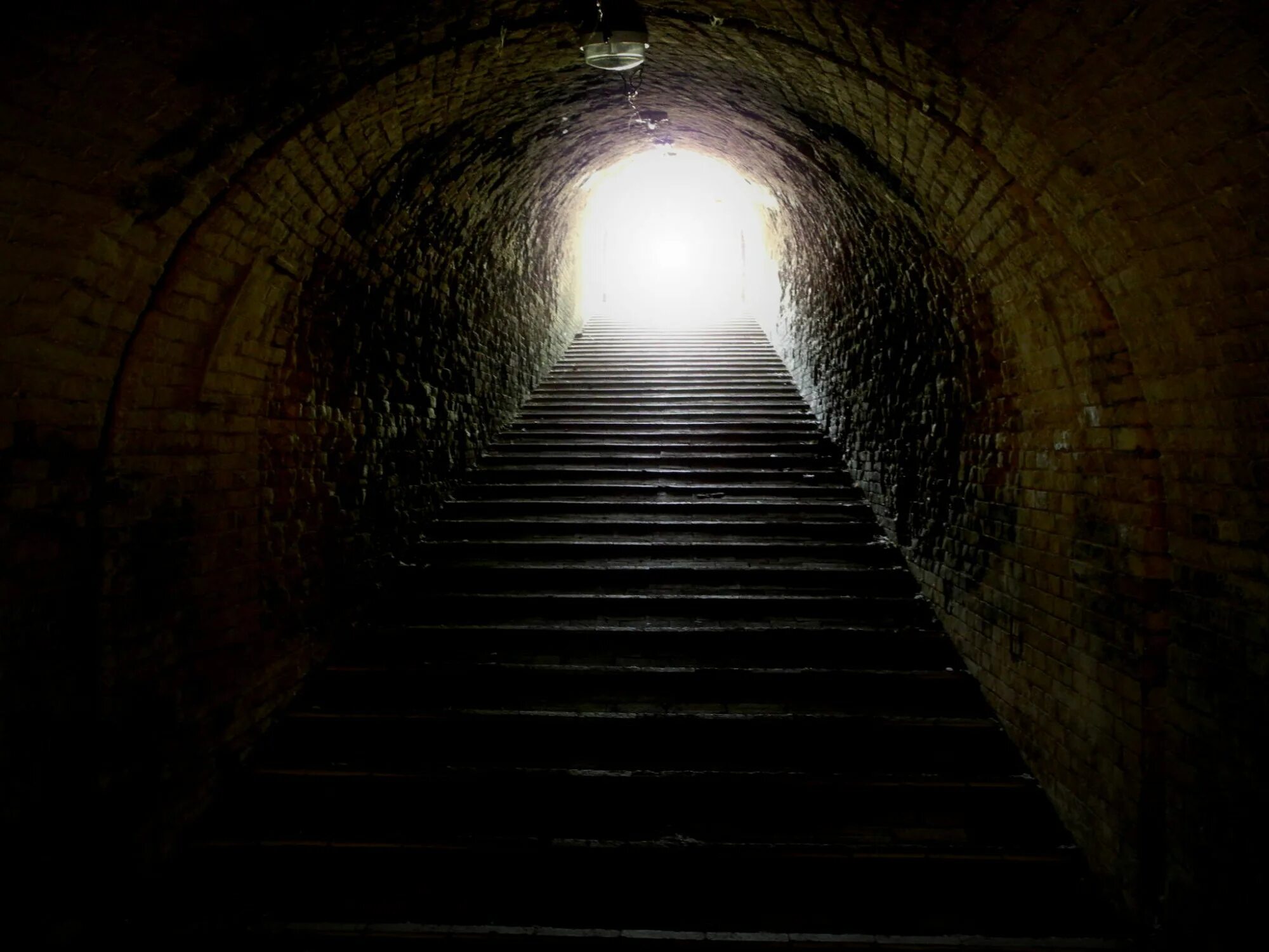 В конце туннеля виден свет. Свет в конце тоннеля. Белый свет в конце тоннеля. Свет в тоннеле. Тоннель в конце света.