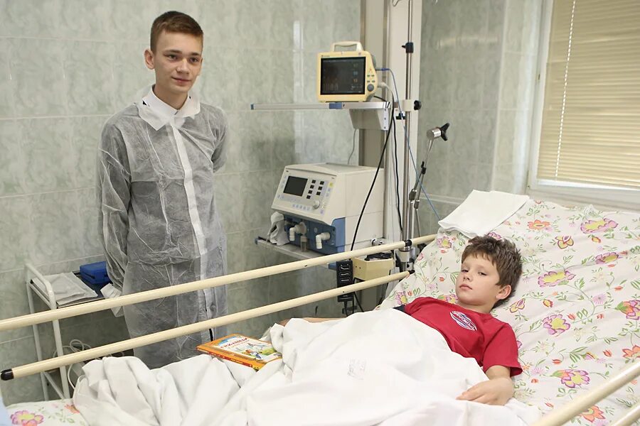 Мальчик мальчик 18 больница. Уколв больнице. Детские драки в больнице. Дети в больничной палате. Маленькие дети в больнице.