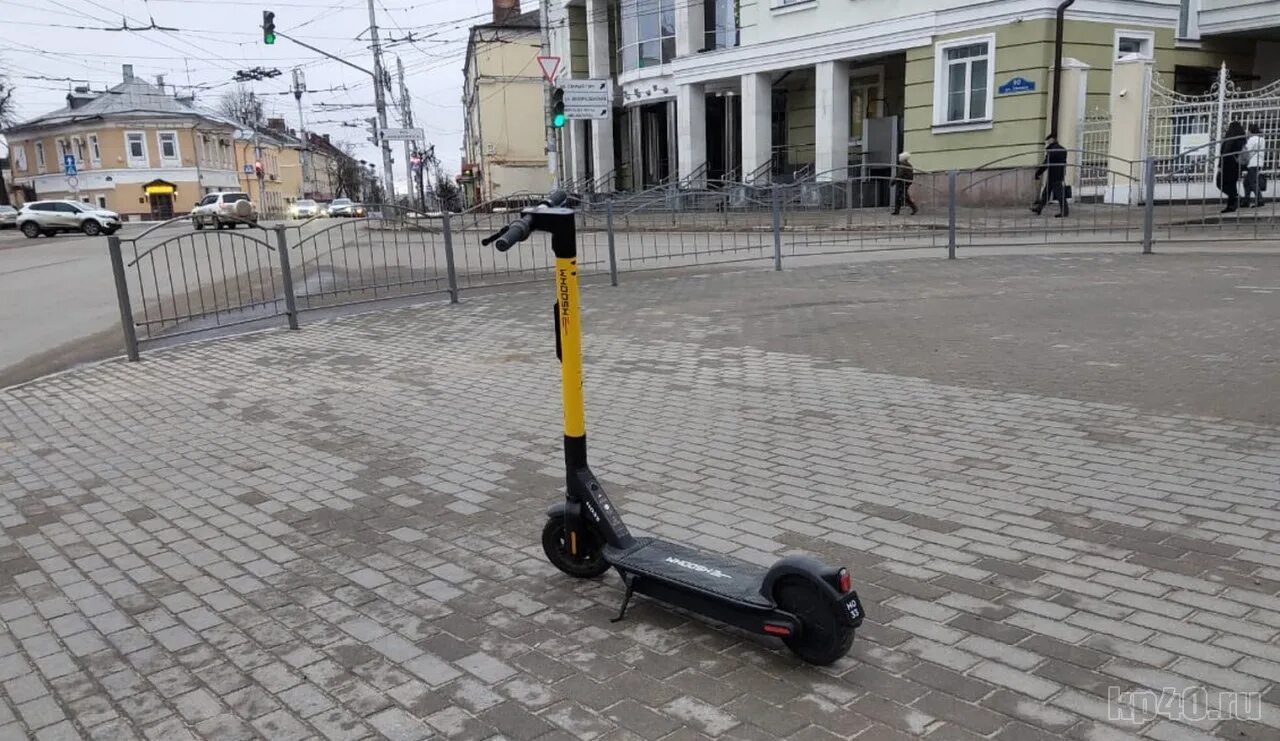 Самокат калуга доставка. Электросамокаты на улице. Самокат из светофора. На электросамокате.