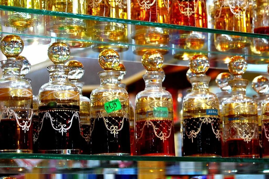 Dubai Perfume масляные. Дубай Souk. Арабские духи масляные Дубай. Рынок парфюмерии в Дубае. Туалетная вода дубай