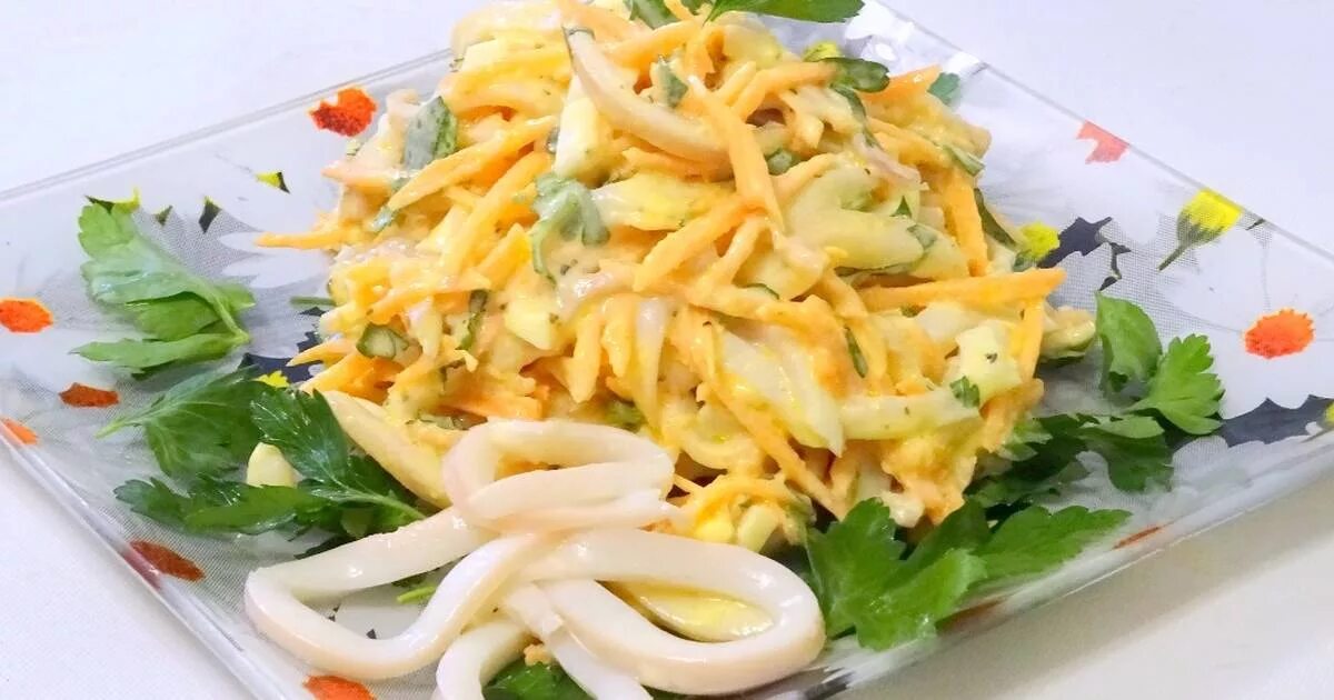Салат с кальмарами капустой и огурцом. Салат с кальмарами. салат с кальмарами и ветчиной. салат с кальмарами и яичными блинчиками. салат из кальмаров и ветчины.