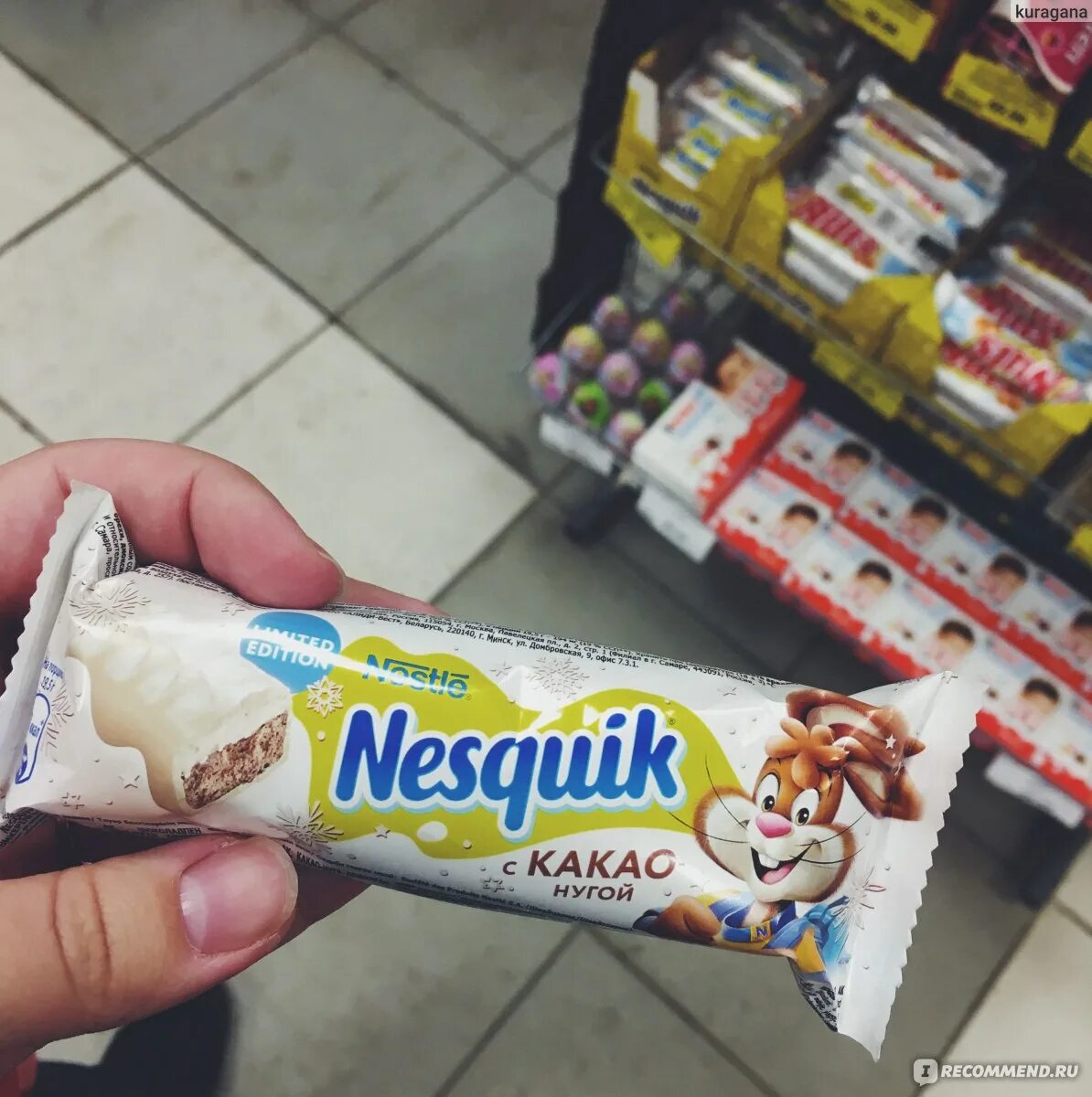 Несквик батончик белый шоколад. Батончик Nesquik с нугой. Nestle шоколадные батончики. Батончик Nesquik в белом шоколаде с какао-нугой.