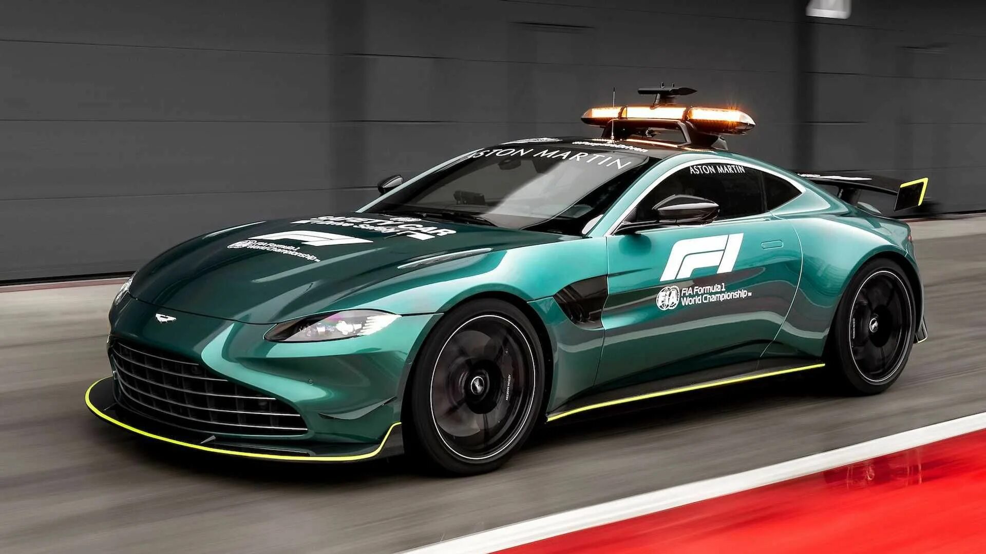 Автомобиль безопасности формула. Aston Martin Vantage 2021. Aston Martin Vantage f1. Aston Martin Safety car f1 2021.