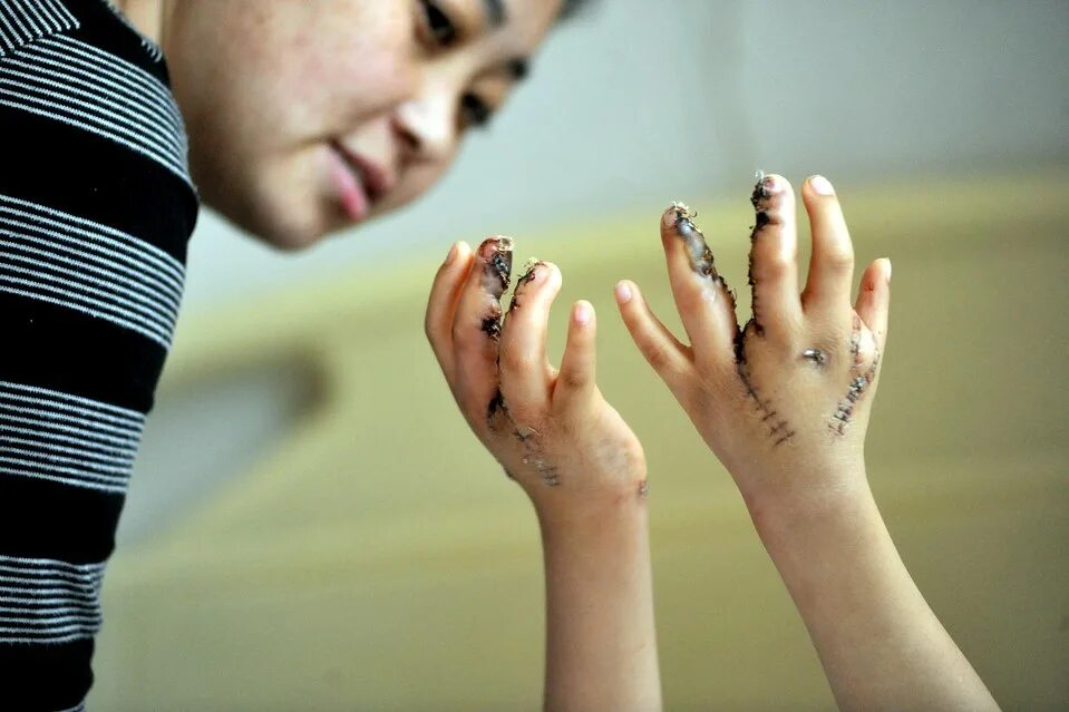 красивые женские руки без маникюра. красивые женские пальцы рук. девушка без пальцев на руке. девочка без носков.