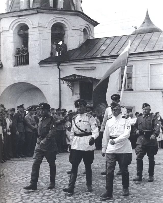 Парад роа в пскове 22. 22 июня 1943 г парад роа в пскове. Парад роа 22 июня 1943 в пскове. Роа армия власова. Власовцы 1943 псков.