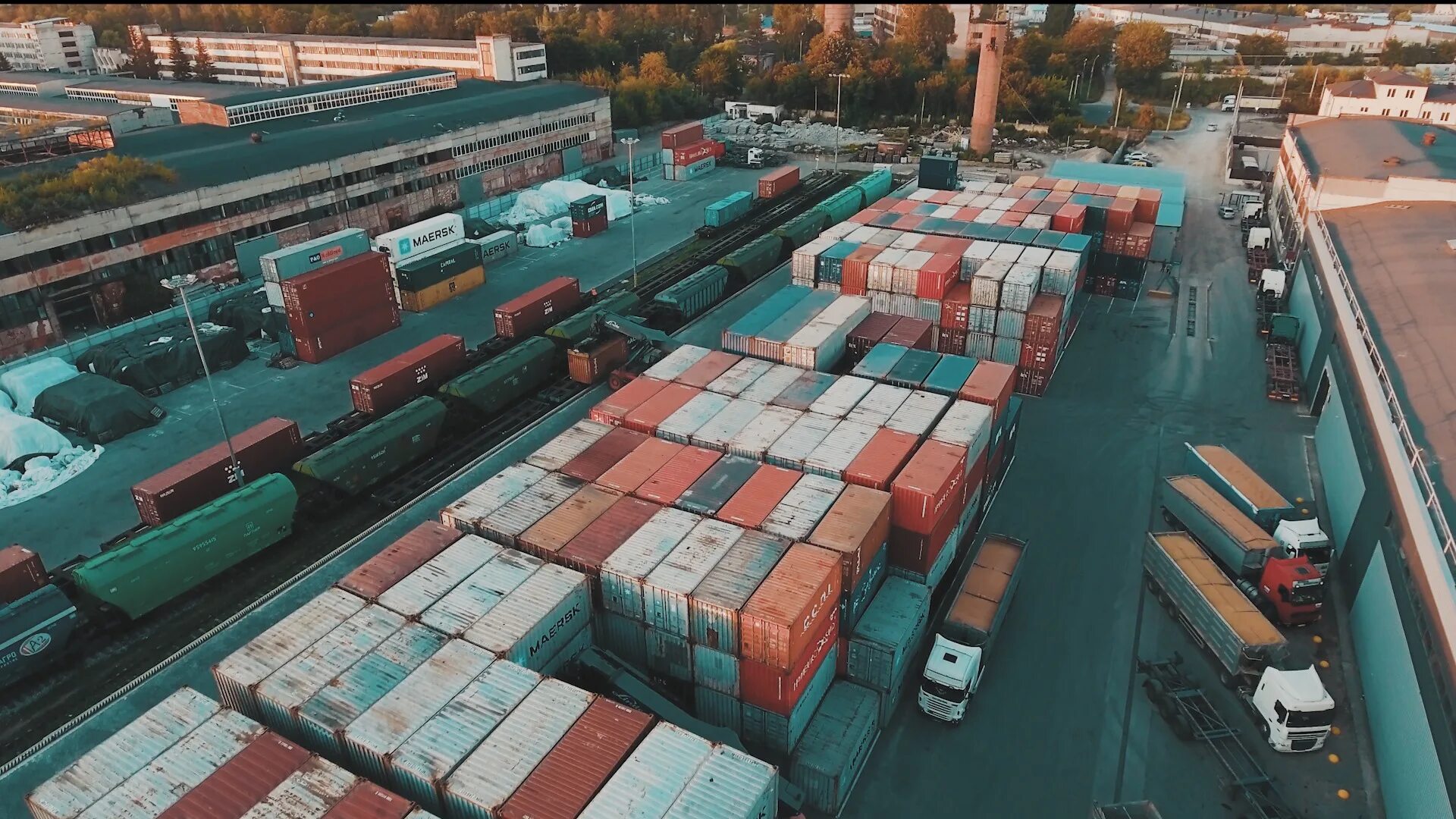 Терминал поездов. Ахалкалаки контейнерный терминал. «логос 88» контейнерный терминал тульская область. контейнеры в порту. железнодорожный контейнерный терминал.