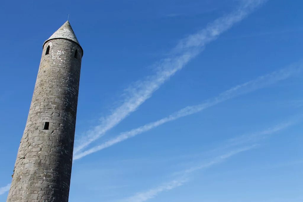 Round tower. Круглые башни джерси. Круглые башни Ирландии. Круглая башня в Стамбуле. Круглая башня в Шотландии.