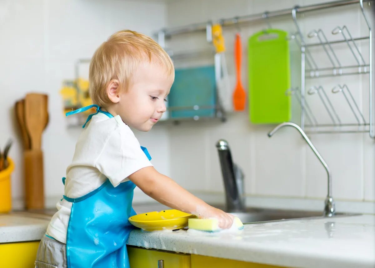 The children have washed. Дети играют в кухню. Boy in the Kitchen. Ребёнок играет в домик в кухню. Фото дети играют на кухне картинки.