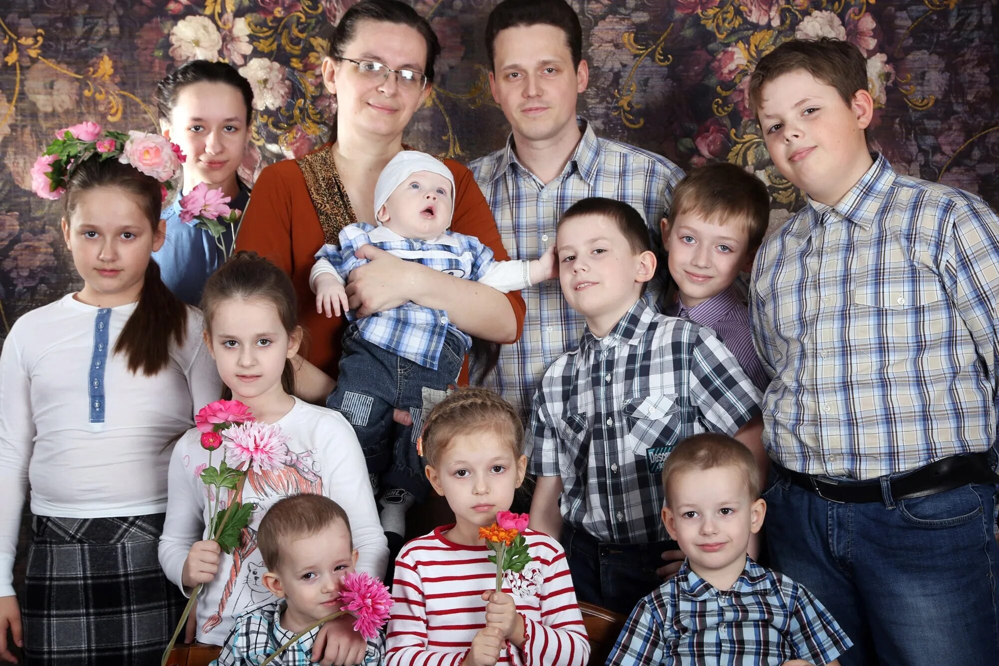 обязательно много детей. много детей. обязательно много детей. большая семья. обязательно много детей.