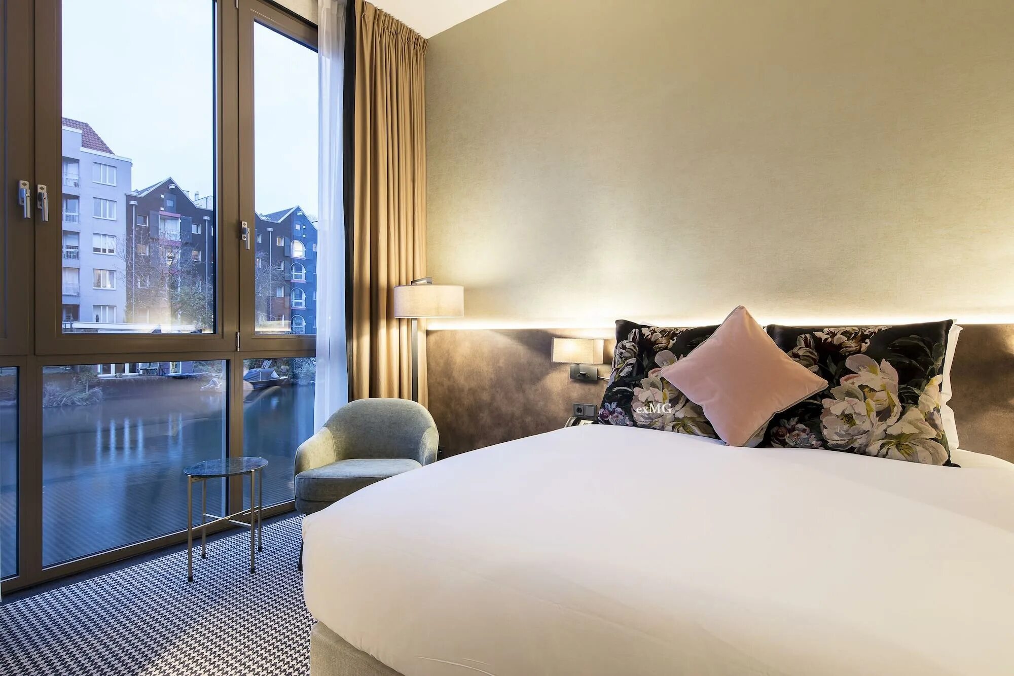 Петербург и амстердам. Amsterdam hotel booking. Северная голландия нидерланды. Амстердам центр города. Amsterdam hotel booking.