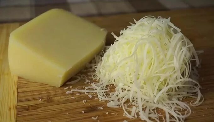 сыр для салата цезарь. цезарь с пармезаном. сыр пармезан для цезаря. сыр пармезан фото для цезаря. соус пармезан.