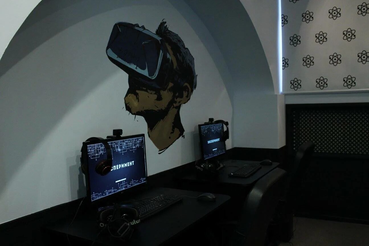 Комната виртуальной реальности. VR комната. Игровой зал виртуальной реальности. Комната для ВР оборудования.