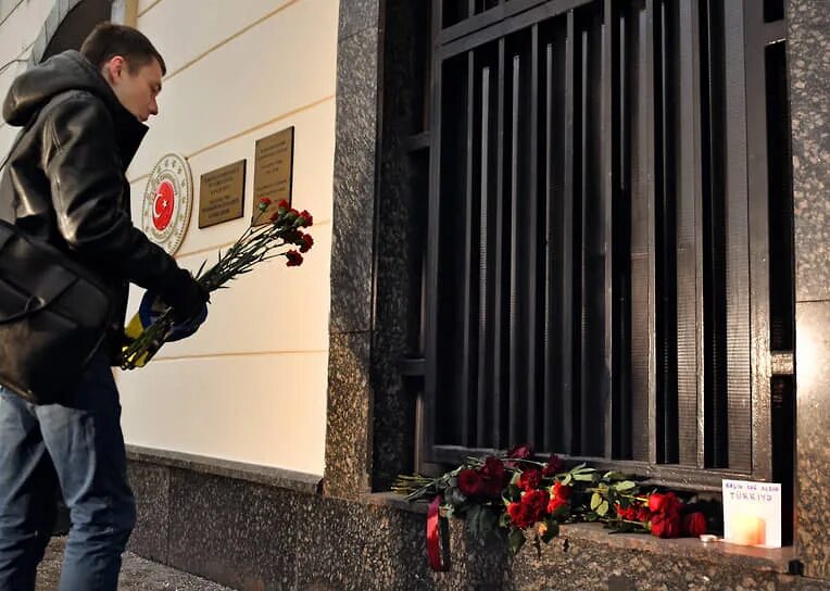 Посольство сирии в москве. Несут цветы к посольству. Турецкое посольство в Москве. Цветы у посольства Турции. Москвичи несли цветы к посольству.