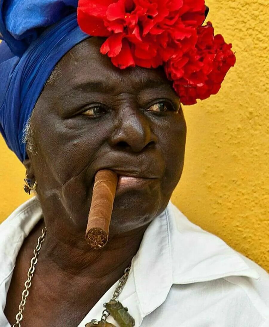 Чернокожая бабушка. Кубинец с сигарой. Кубинские женщины. Кубинская женщина с сигарой. Кубинка с сигарой.