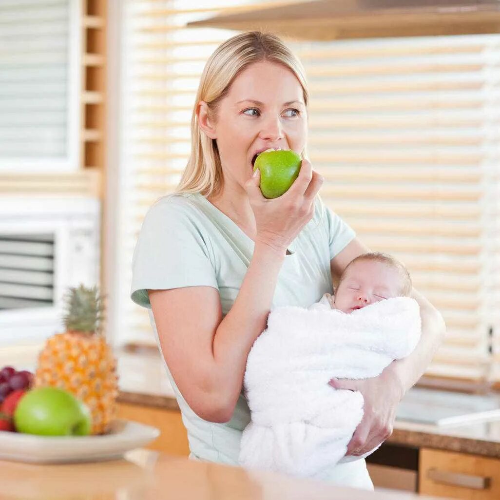 Кормящая мама съела. Женщина с ребенком. Питание родильницы. Питание в послеродовом периоде. Женщина с младенцем.