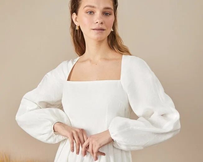 Кофта с вырезами на рукавах. Свисающий рукав референс. Складки на одежде. Объемные рукава референс. Поднятые рукава.