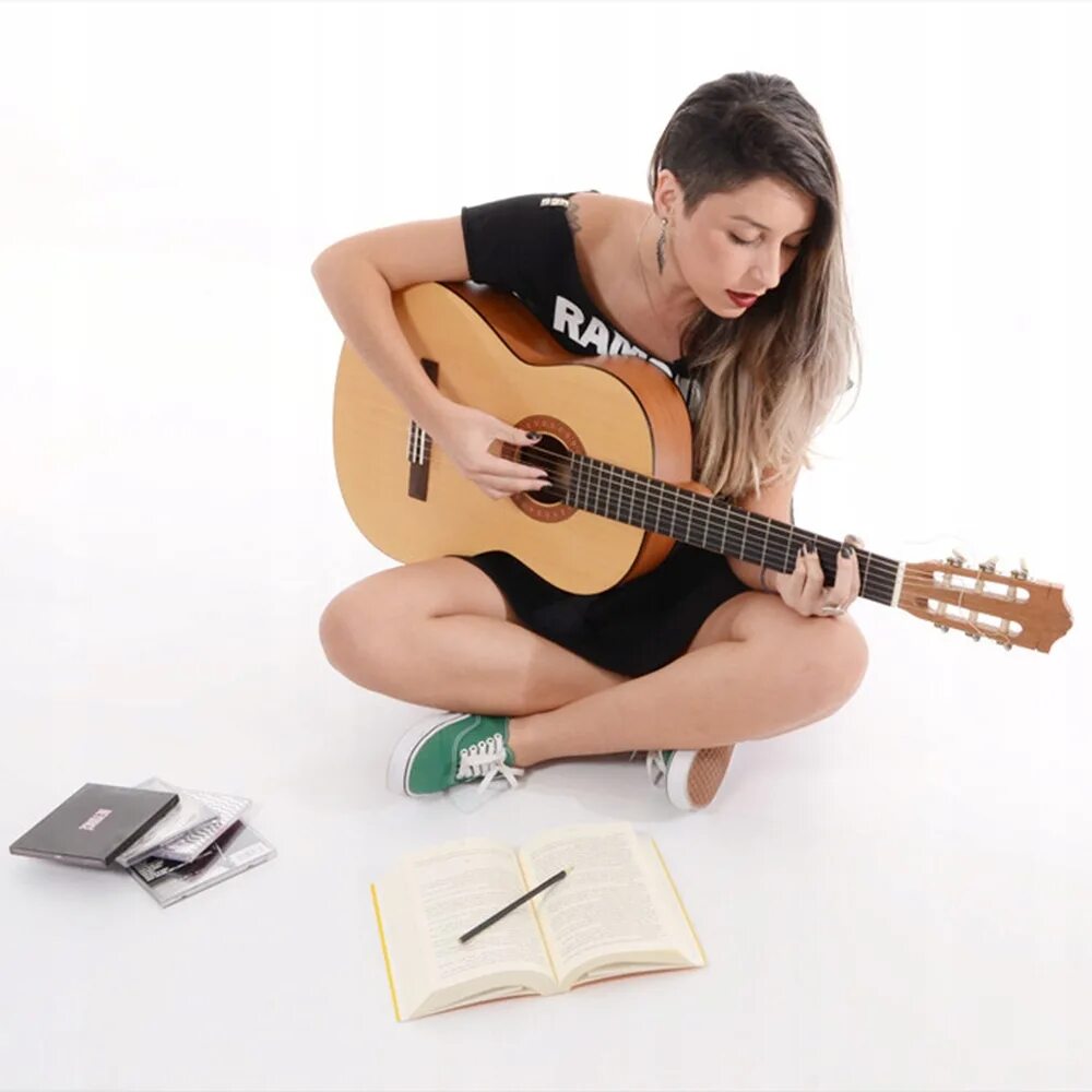 Слушать музыку гитары для души. Гитаристка Изабель Мартинес. Девушка с электрогитарой. Фотосессия с гитарой.