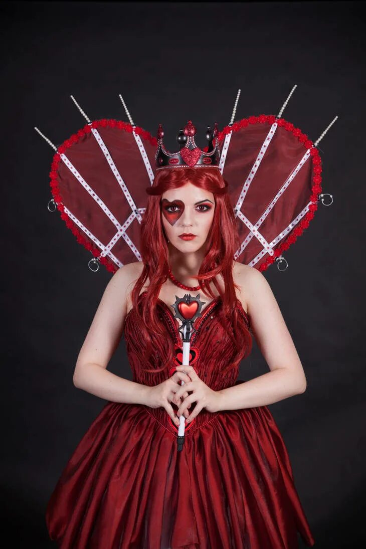 Фото ред квин. Ред Квин Королева красного. "Red Queen Effect" chraph.