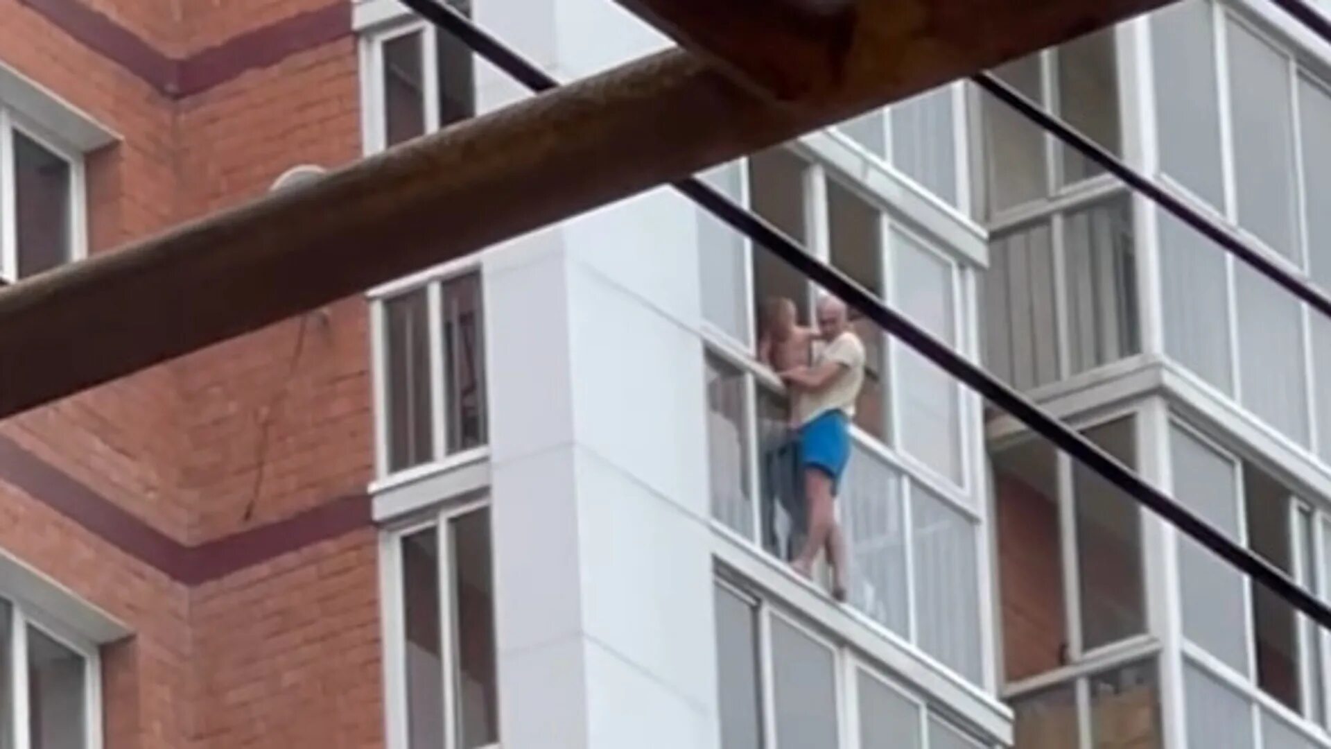 Человек на балконе.