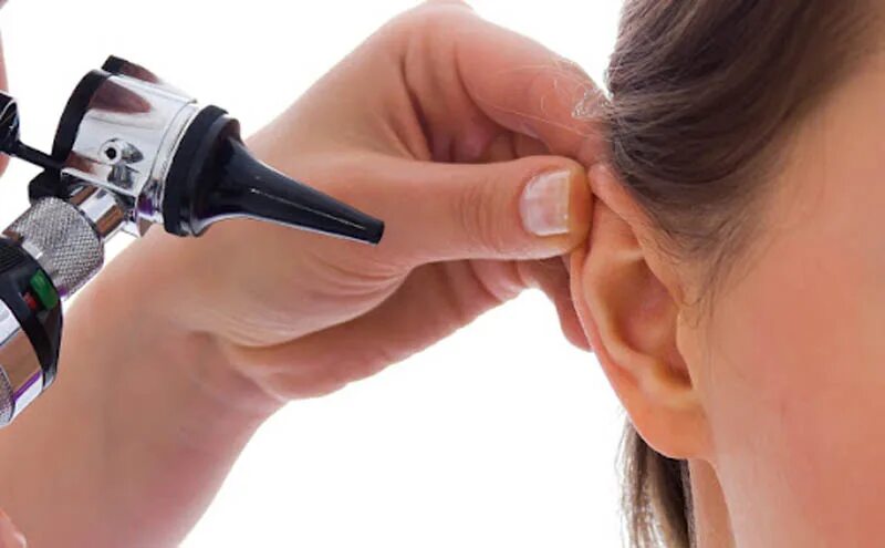 Чем можно обезболить ухо. Мезотимпанит отоскопия. Отоскопия ушной воронкой.
