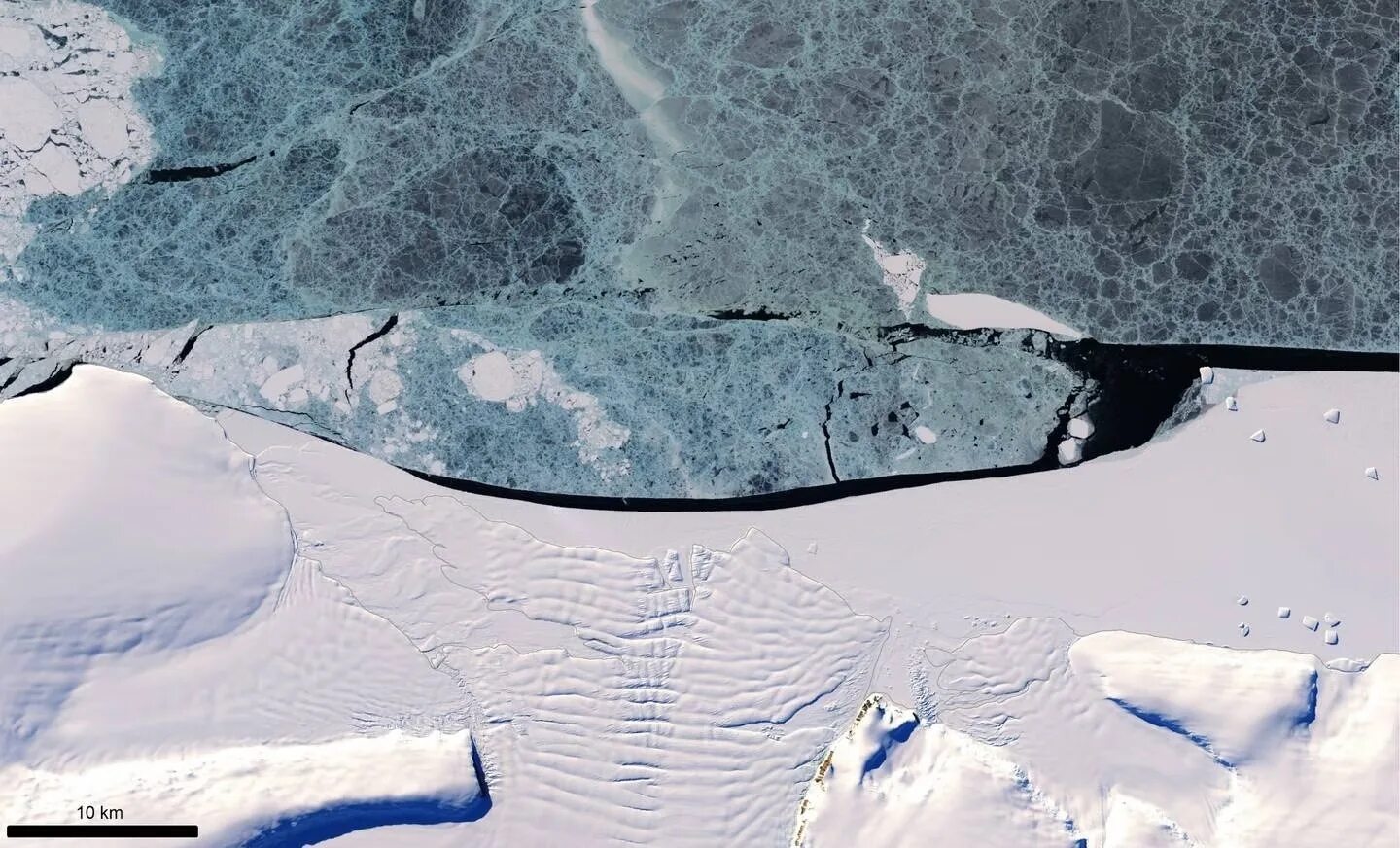 Свободный ото льда участок антарктиды. Западный шельфовый ледник. East Antarctic Ice Sheet. Антарктика. Ледяная стена Антарктиды.