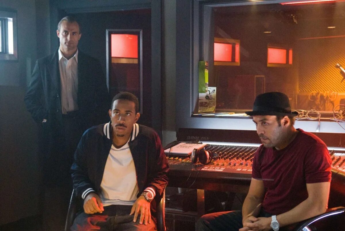 ричи рок н рольщик. тоби кеббелл рок н рольщик. рокенрольщик гая ричи. рок-н-рольщик джонни фунт. ричи рок н рольщик.