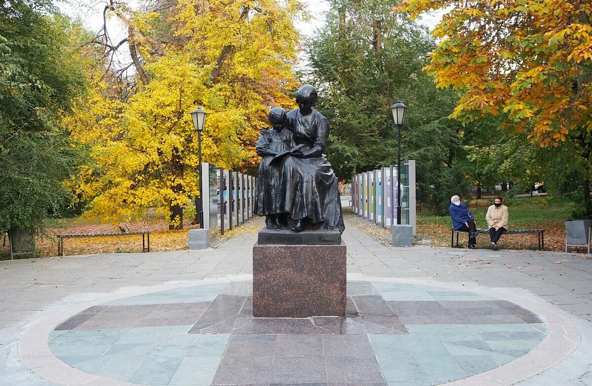 Памятники на проспекте Кирова Саратов. Сквер первой учительницы Саратов. Памятник первой учительнице Саратов. Памятник первой учительнице памятники Саратова. Памятники города саратова