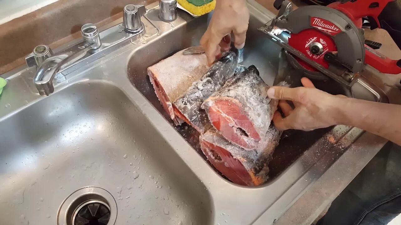 Как разрезать замороженную рыбу без разморозки. Порезать рыбу на стейки. нарезка стейков из рыбы оборудование. нож для нарезки рыбы на стейки.