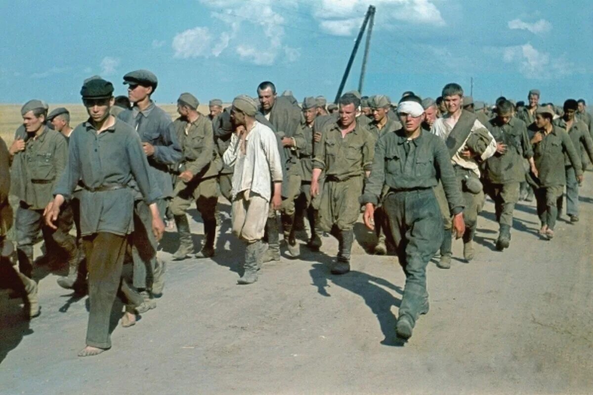 Советские военнопленные харьков 1942. Советские военнопленные в германии 1941-1945. Лагерь военнопленных в германии первая мировая. Пленные сколько их. Немецкие военнопленные.