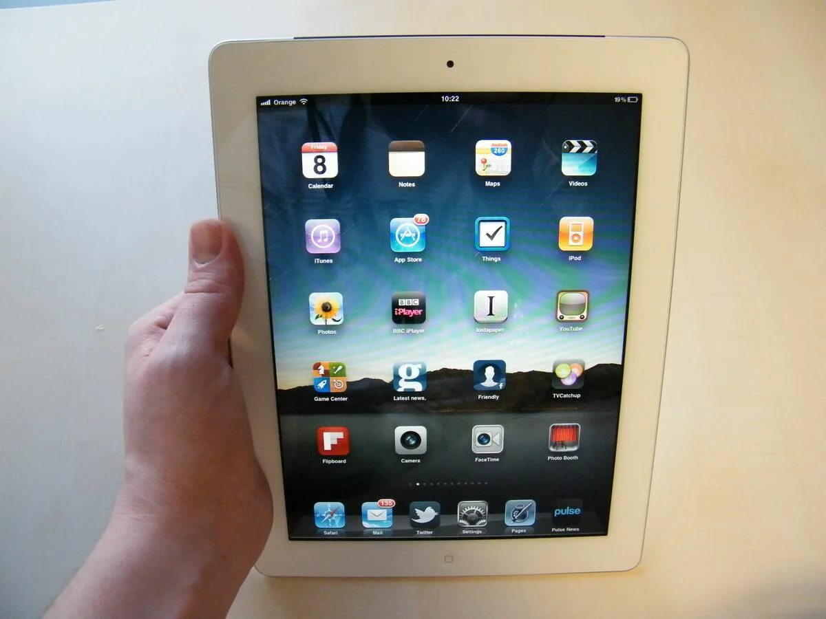 Apple shop ipad. IPAD 2. Айпад 2 самсунг. Планшет на панель. Первый айпад.