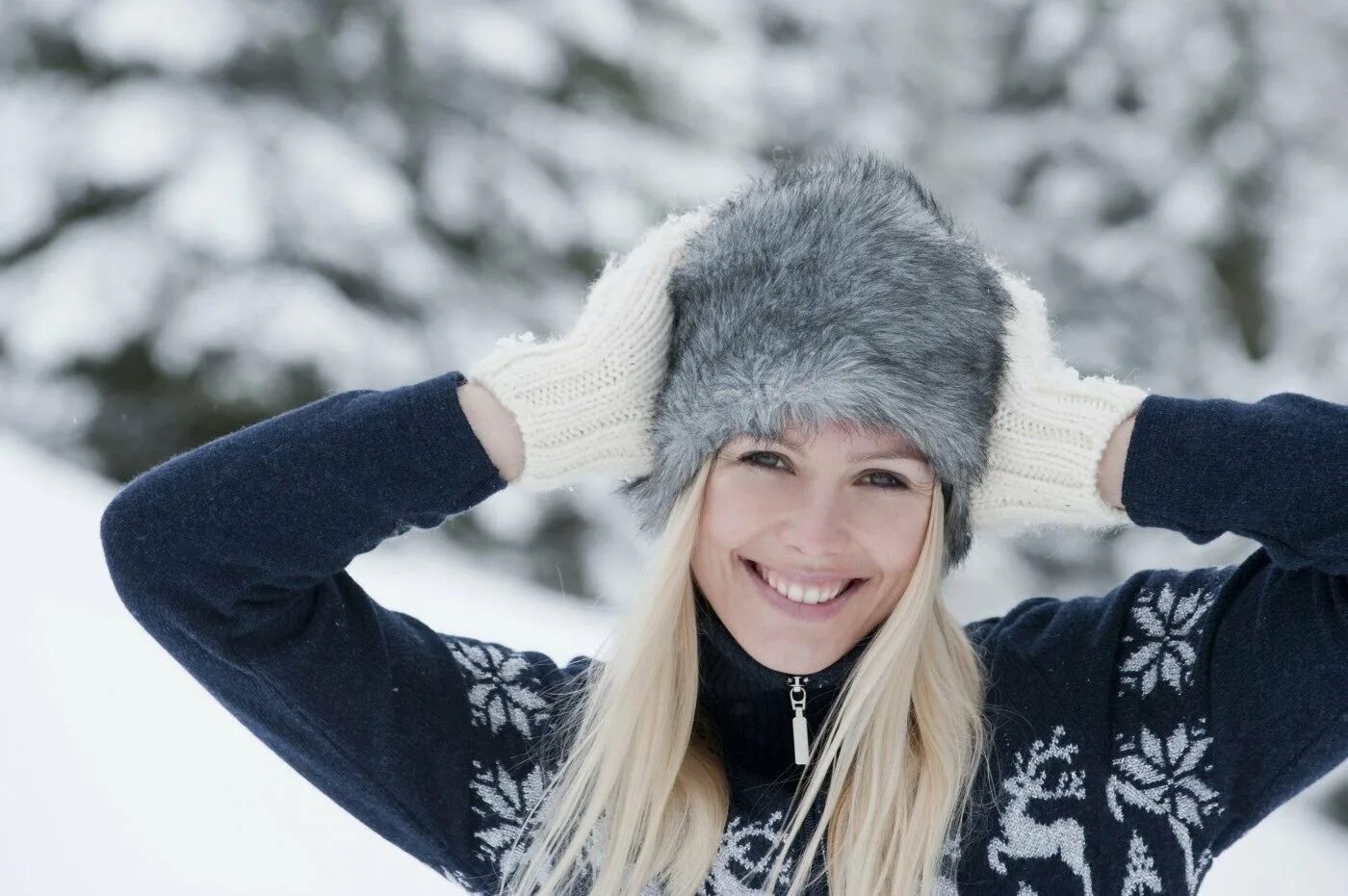 снимает шапку. как сохранить укладку под шапкой. девочка зимой. как сохранить укладку под шапкой. четыре способа сохранить укладку под шапкой, секреты красоты,.