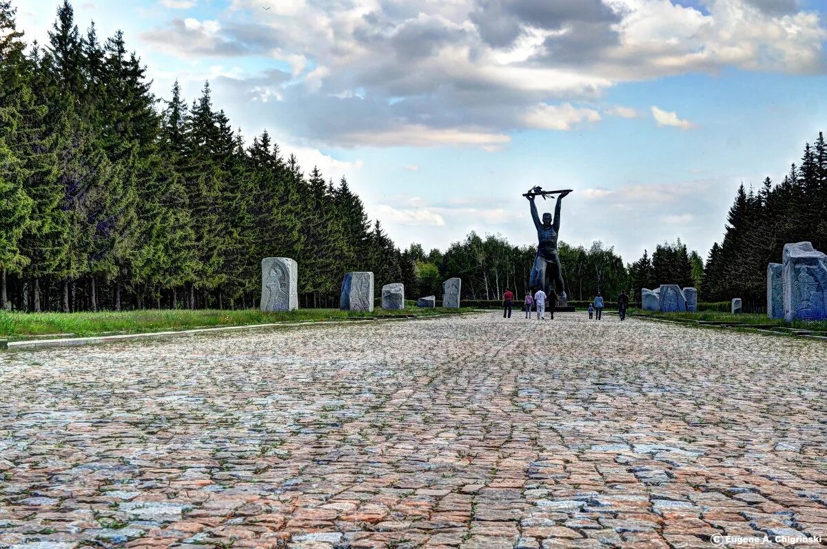 Парк победы в омске мемориальный комплекс. Парк победы летия омска. Парк победы летия омска. Парк победы летия омска. Город омск парк победы.