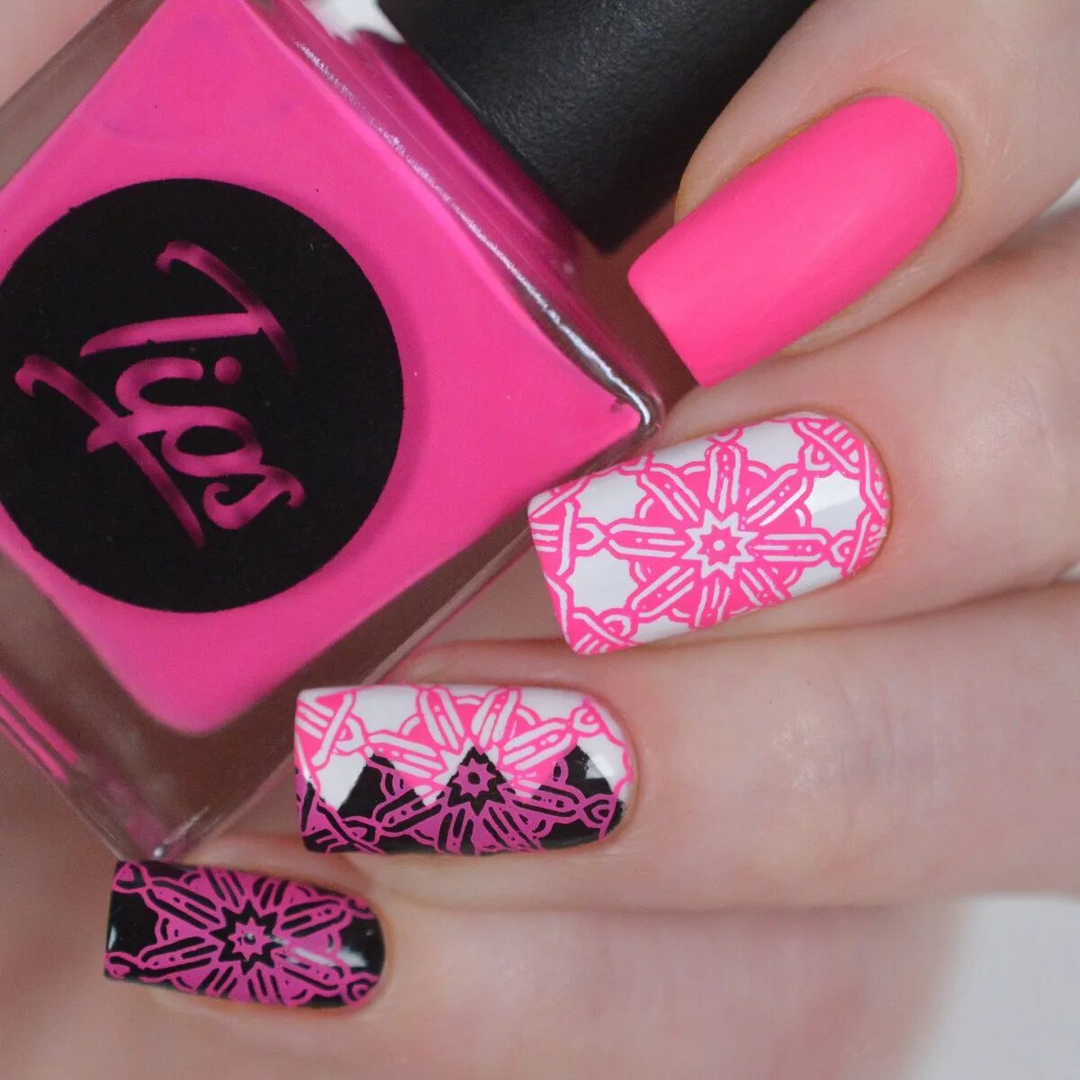 Стемпинг пэрис нейл. Ногти со стемпингом. Ногти со стемпингом. Маникюр стемпинг. Стемпинг для ногтей гель лаком.