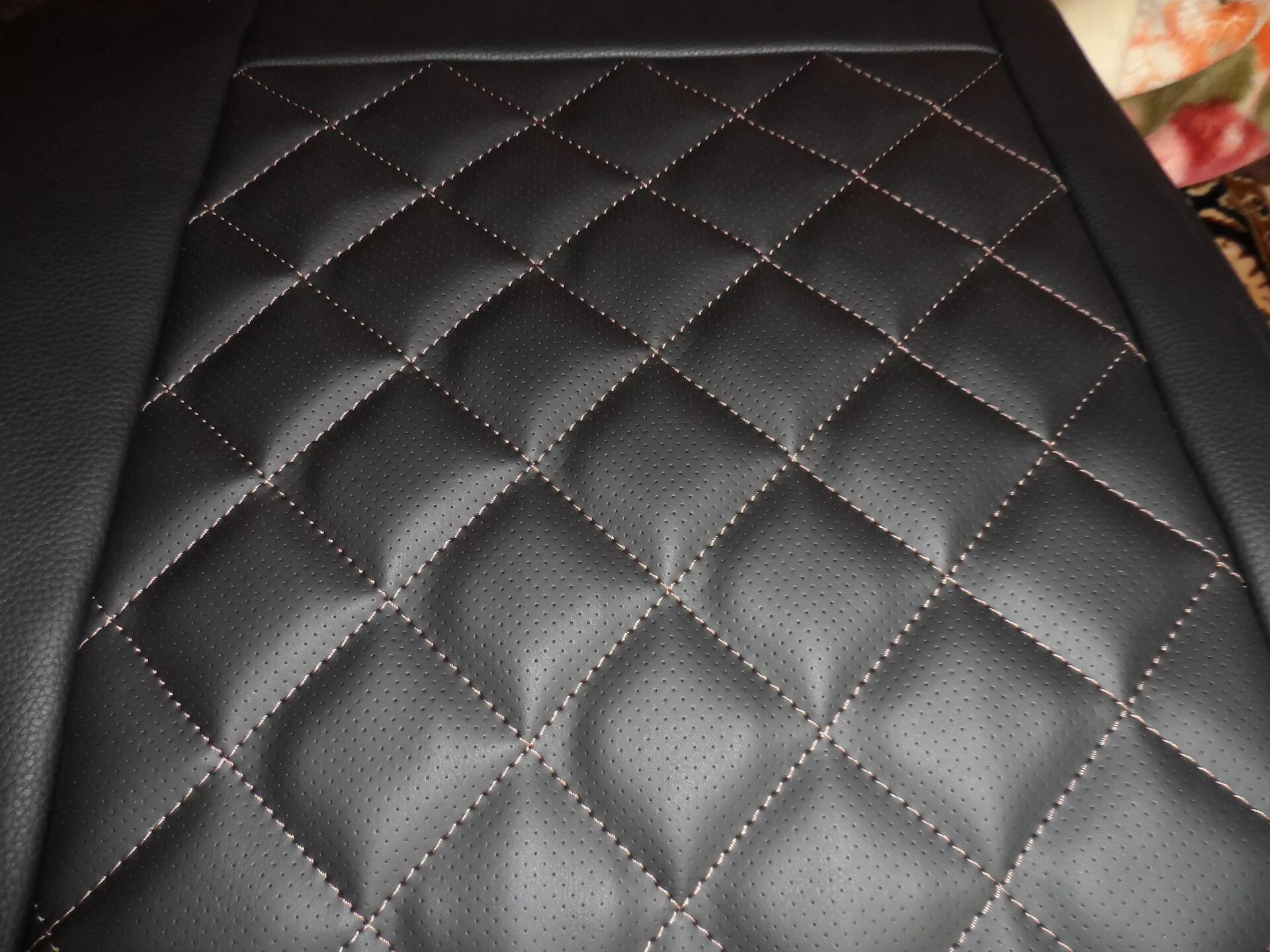 Перетяжка телефона. Оклейка телефона пленкой. Некачественная перетяжка сидений. Кожа для обивки дивана. Кожзам ромб.