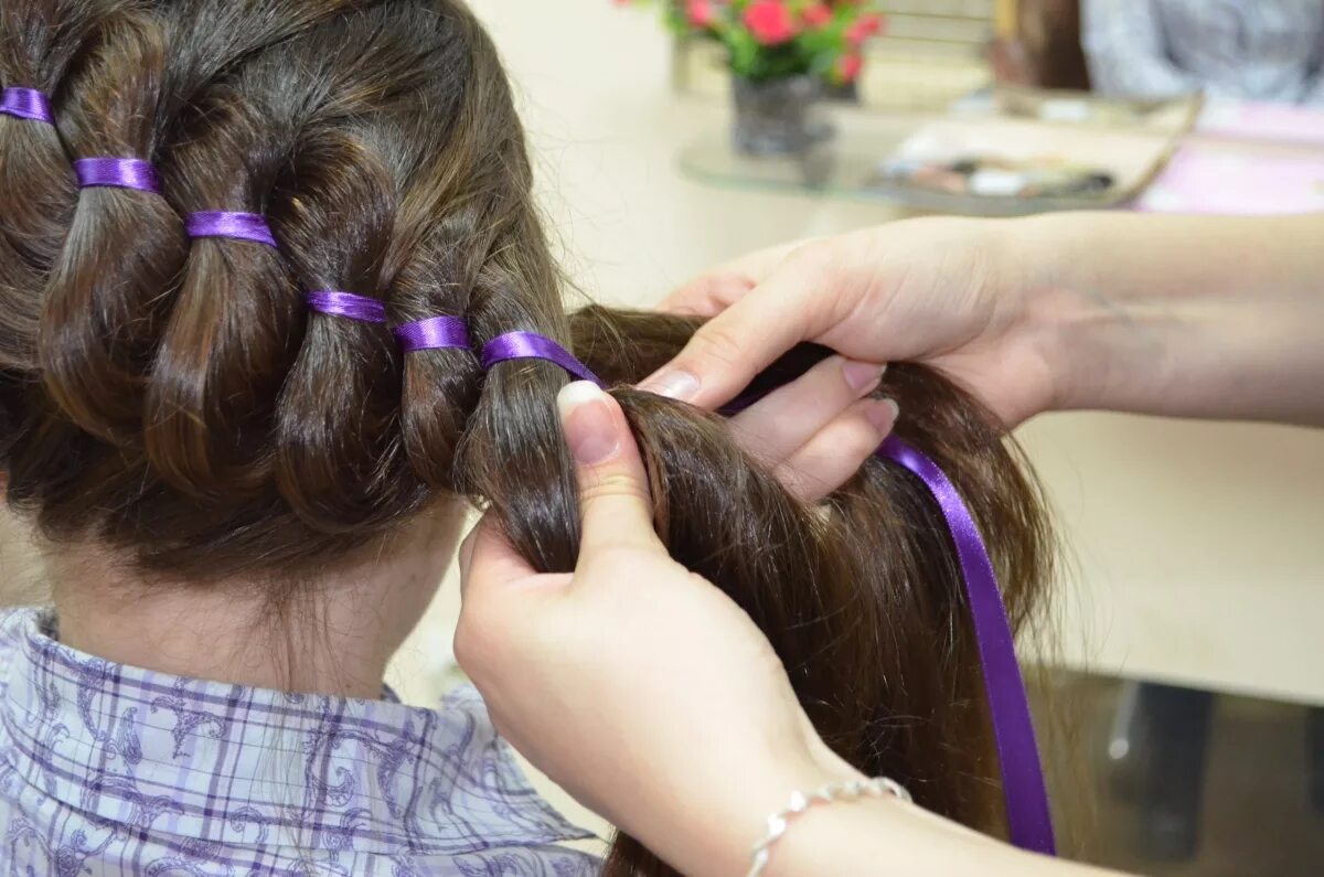 Плетение кос. Красивые колоски на средние волосы. Французские косички брейды 2. Косичка мастер класс. Прическа корзинка.