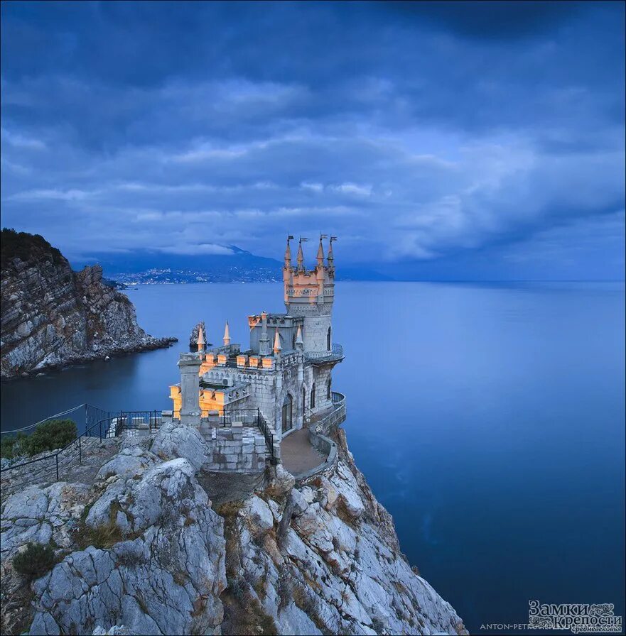 Замок Ласточкино гнездо в Крыму. Замок «Ласточкино гнездо» Ялта, Крым. Крым гнездо ласточки. Ласточкина гнздо в Крым. Скала ласточкино гнездо