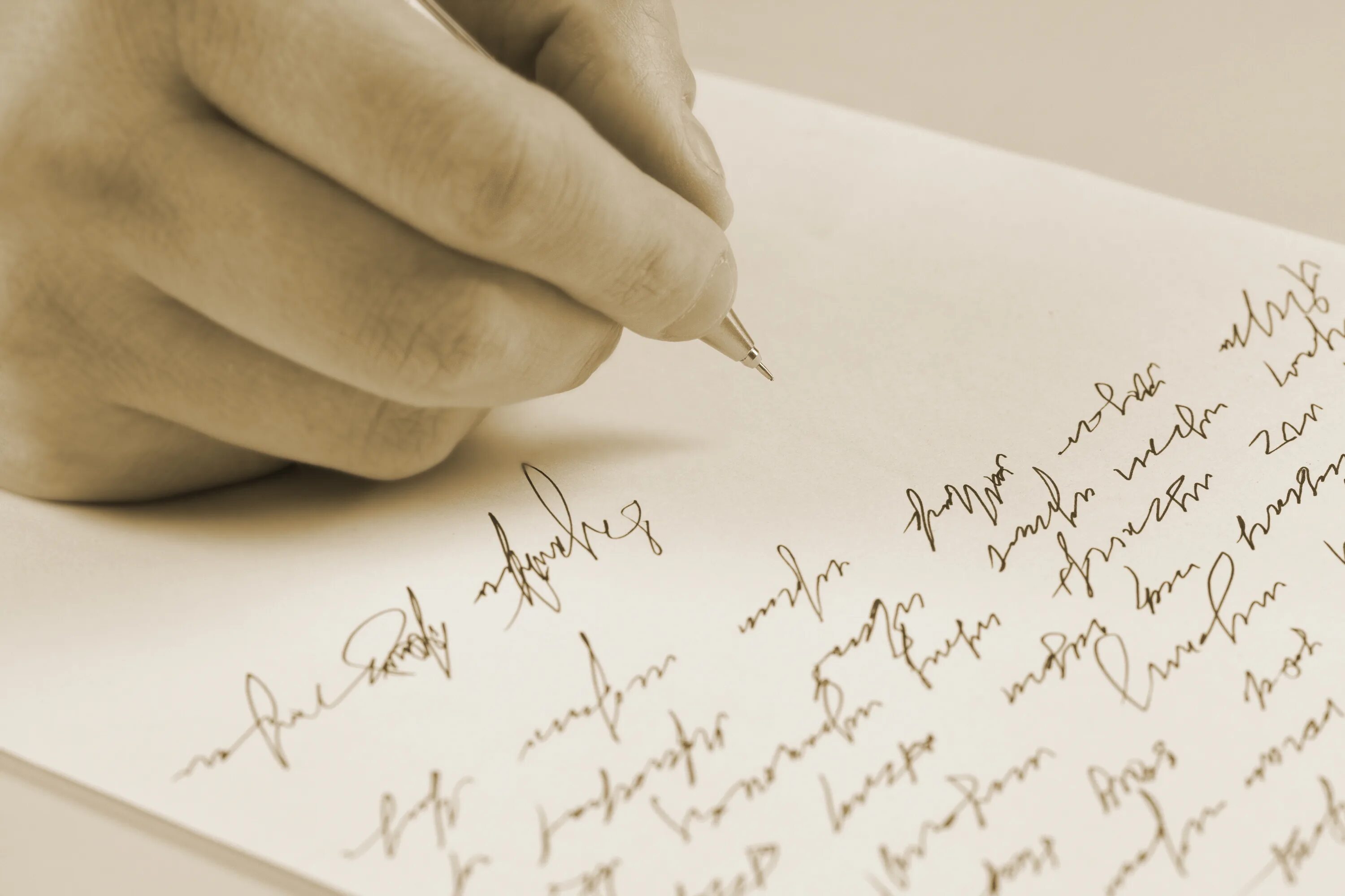 Человек пишет на листе бумаги. Письмо от руки. Пишет на бумаге. Бумага для письма. Послания на листочке.