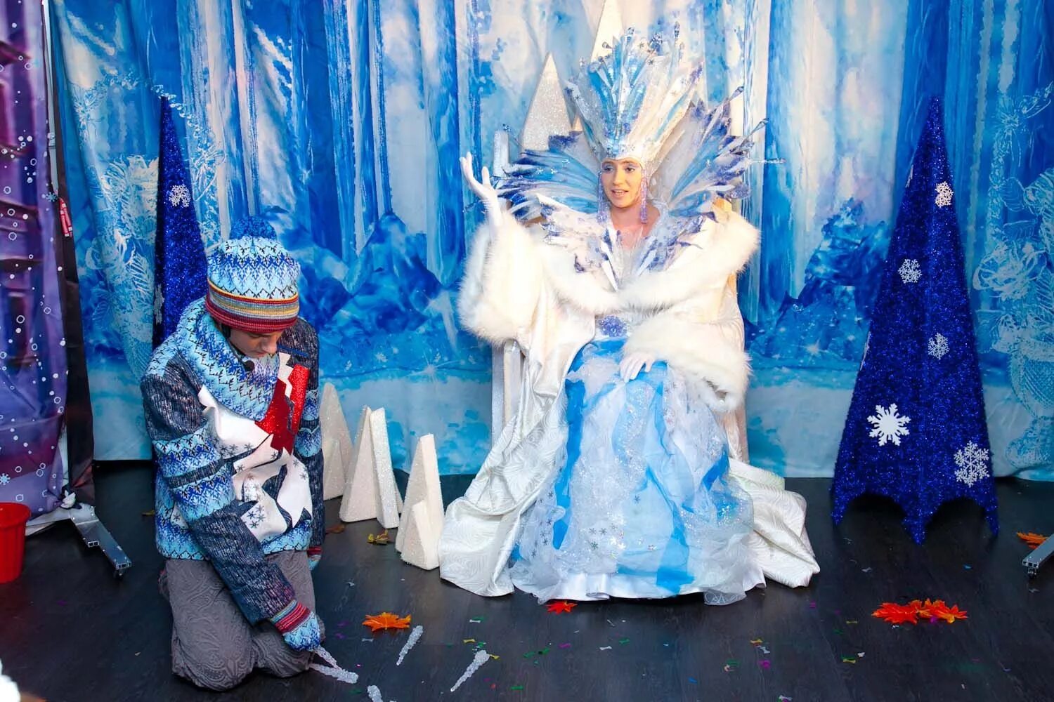 Цирк шоу снежная королева. Балет снежная королева саратов театр оперы и балета. Украшение в стиле снежной королевы. Тайна снежной королевы кай и снежная королева. Снежная королева герда косплей.