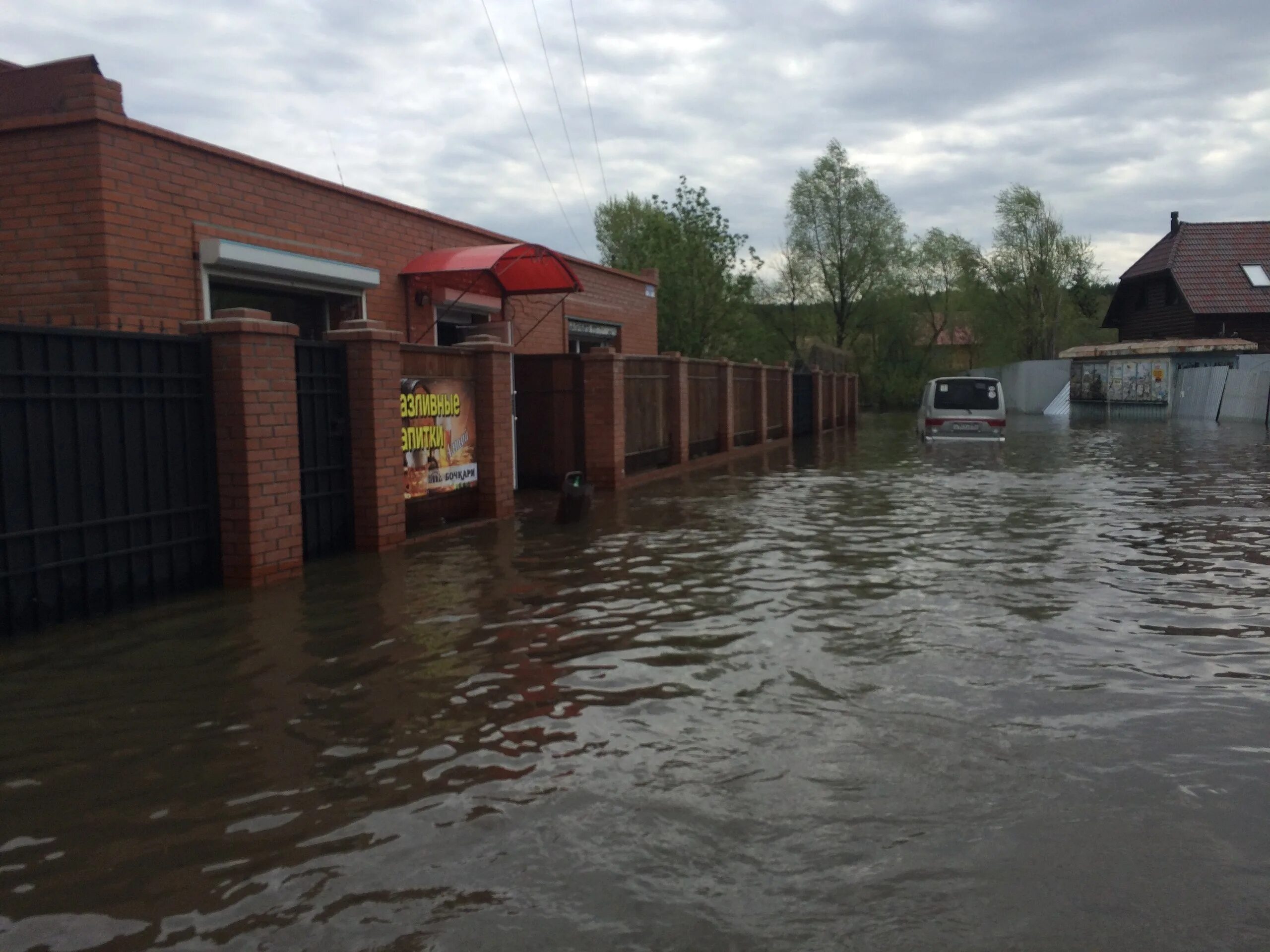 Какая вода в оби. Вода в Оби. Новосибирск вода в Оби. Уровень воды Обь. Высокий уровень воды в 2013 в Барнауле.