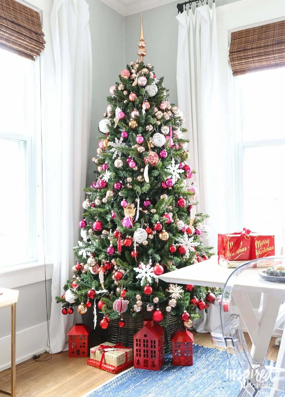 елка в красно серебристом цвете. наряжаем елку. елка в красно серебряных тонах. елка в красных тонах. новогодняя елка красно белая.