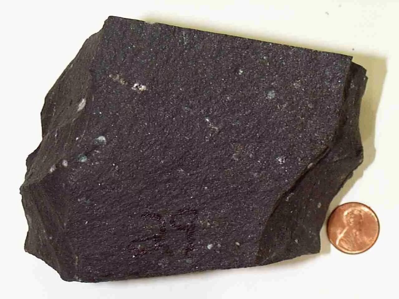 Базальт это минерал. Базальт Горная порода. Вулканит базальт. Вулканический базальт камень. Базальт магматическая порода.