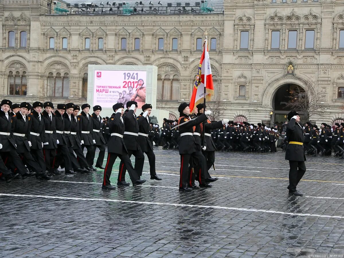 Парад под марш. Парад под марш