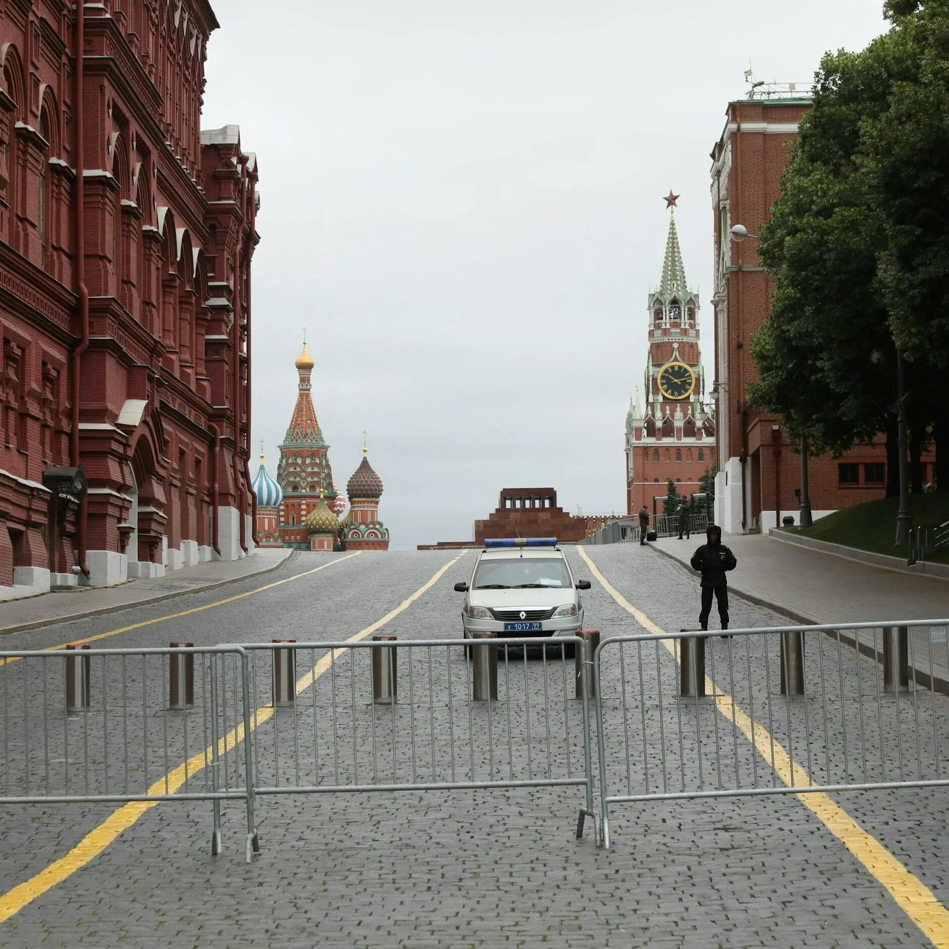 Площадь перед историческим музеем. Красная площадь. Кремль закрыт. Туристы на красной площади. Красная площадь фото.