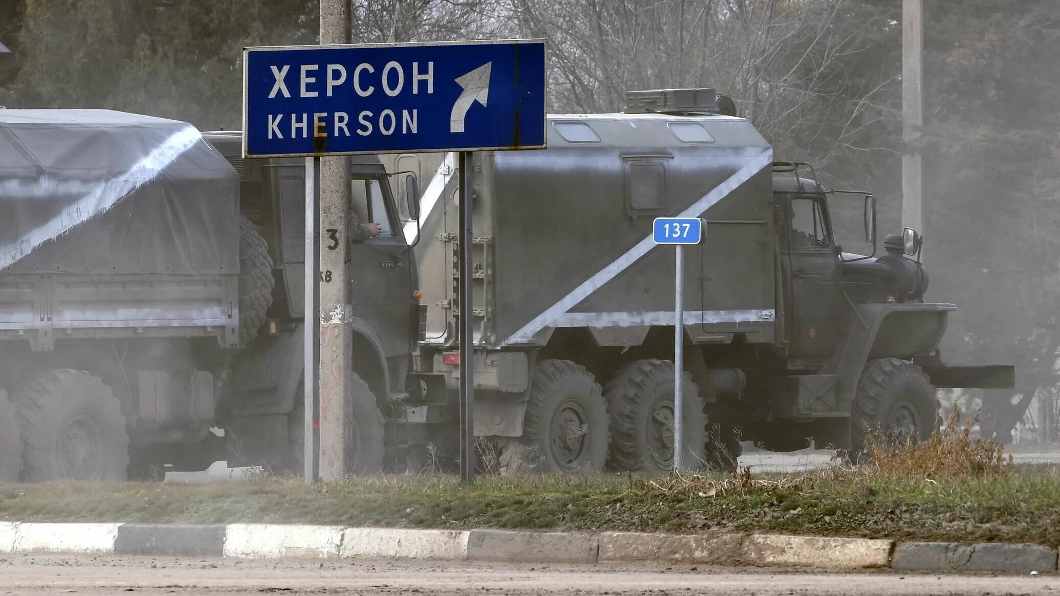 Российские войска в Херсоне. Военно-Гражданская администрация Херсонской области. Колонна военной техники. Херсон блокпост. Военная операция херсонской области